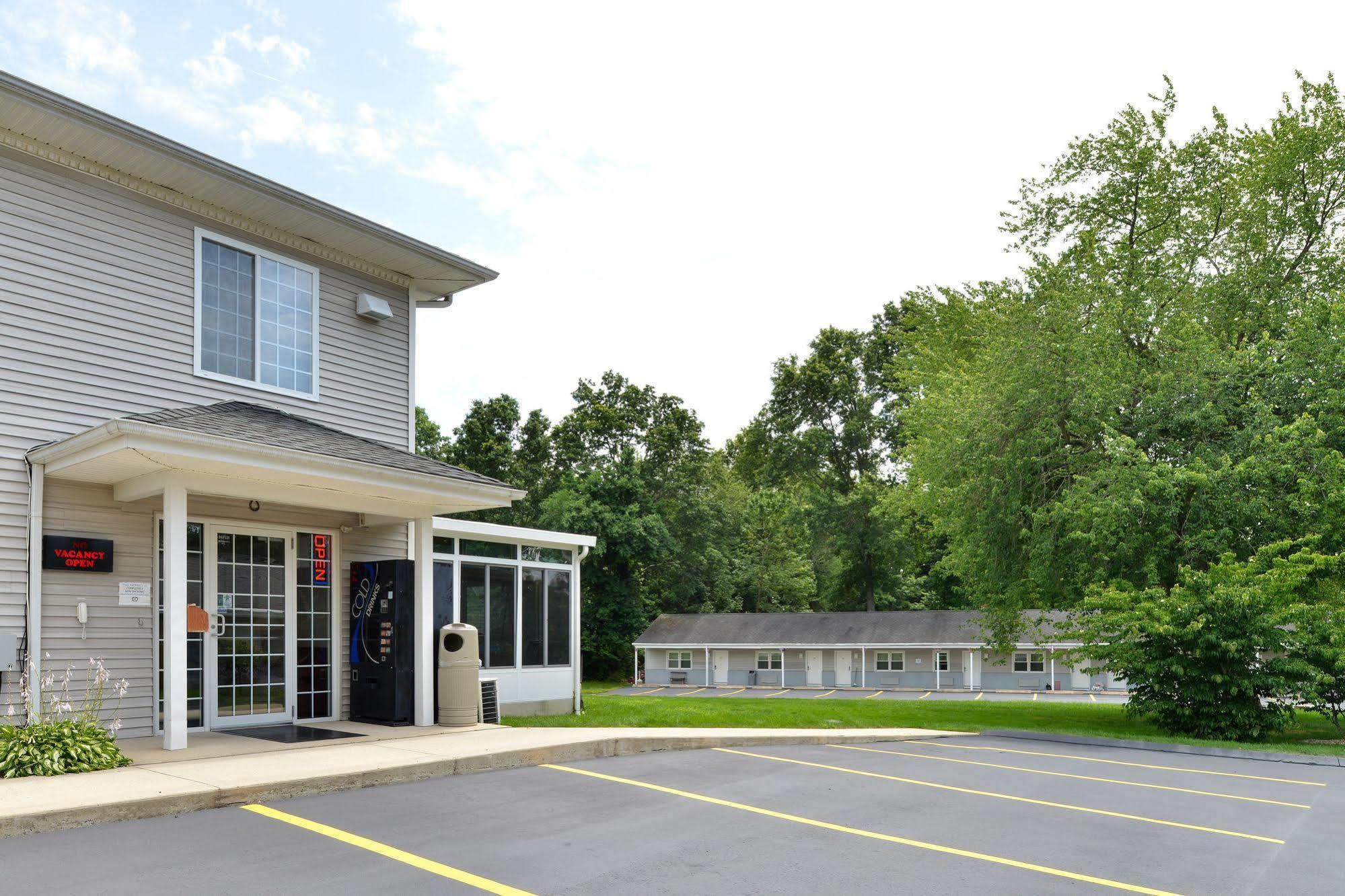 Tower Inn And Suites Of Guilford / Madison Экстерьер фото